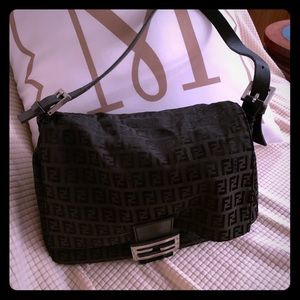 Beautiful Black Fendi Logo Shoulder Handbag 👜